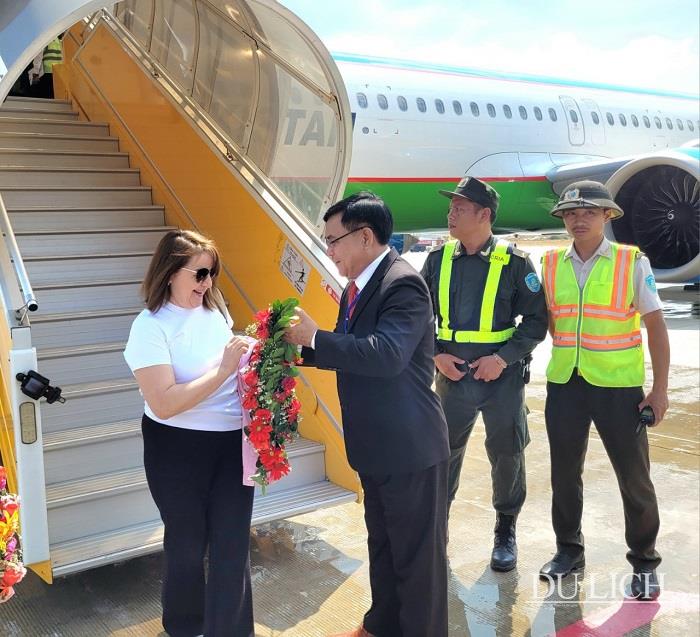 Ông Phan Đình Phùng – Phó Giám đốc Sở Du lịch tỉnh Khánh Hòa tặng hoa cho du khách khi xuống cửa máy bay